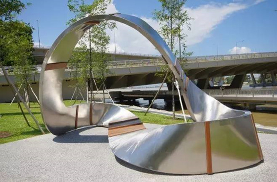 Grote buiten metalen spiegel gepolijst gesmeed roestvrijstalen sculptuur