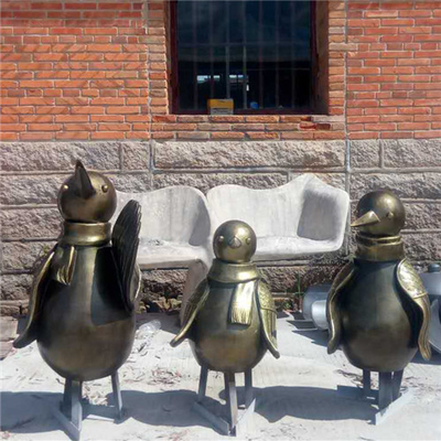 Het met de hand gemaakte Beeldhouwwerk van de de Standbeelden Openlucht Decoratieve Pinguïn van de Bronstuin