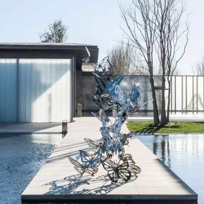 Abstract Dierlijk van het de Tuinbeeldhouwwerk van de Metaalvlinder de Spiegelroestvrij staal