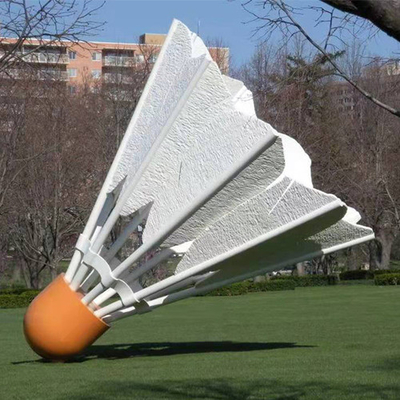 De Shuttlebeeldhouwwerk van Birdie Sculpture Public Fiberglass Giant van het speelplaatsbadminton