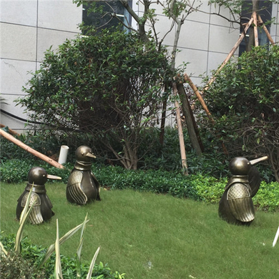 Het met de hand gemaakte Beeldhouwwerk van de de Standbeelden Openlucht Decoratieve Pinguïn van de Bronstuin